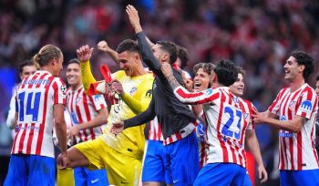 Selebrasi pemain Atletico Madrid usai mengalahkan Barcelona di perempat final Liga Champions, 15 April 2026. (c) AP Photo/Manu Fernandez