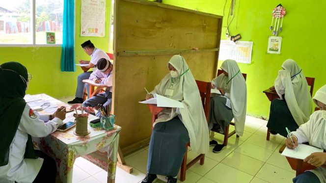 					Peserta Ujian MA Ponpes Wadi Mubarak Gareccing. [Foto: Ist/ Kemenag Sinjai]