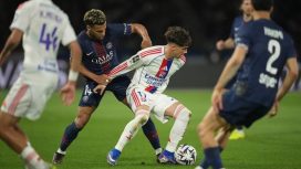 Pemain Lyon, Afonso Moreira (kanan tengah), berebut bola dengan pemain PSG, Desire Doue, dalam pertandingan Ligue 1, Senin (20/4/2026) dini hari WIB. (c) AP Photo/Christophe Ena