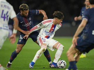 Pemain Lyon, Afonso Moreira (kanan tengah), berebut bola dengan pemain PSG, Desire Doue, dalam pertandingan Ligue 1, Senin (20/4/2026) dini hari WIB. (c) AP Photo/Christophe Ena