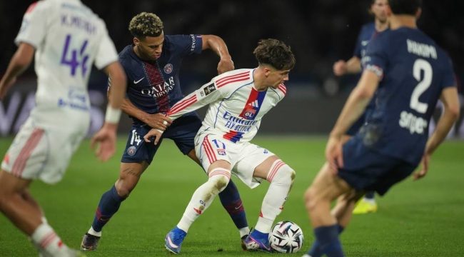 Pemain Lyon, Afonso Moreira (kanan tengah), berebut bola dengan pemain PSG, Desire Doue, dalam pertandingan Ligue 1, Senin (20/4/2026) dini hari WIB. (c) AP Photo/Christophe Ena