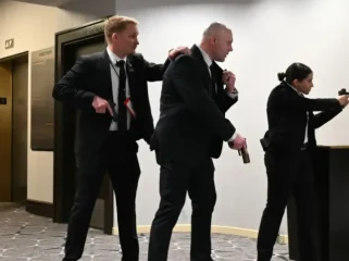 Para agen menghunus senjata mereka setelah suara tembakan keras terdengar saat jamuan makan malam koresponden Gedung Putih di Washington Hilton, Washington, DC. Foto: AFP