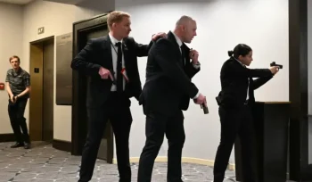 Para agen menghunus senjata mereka setelah suara tembakan keras terdengar saat jamuan makan malam koresponden Gedung Putih di Washington Hilton, Washington, DC. Foto: AFP