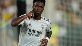 Selebrasi Vinicius Junior setelah mencetak gol ke gawang Betis di lanjutan La Liga, 25 April 2026. (c) AP Photo/Jose Breton