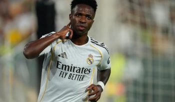 Selebrasi Vinicius Junior setelah mencetak gol ke gawang Betis di lanjutan La Liga, 25 April 2026. (c) AP Photo/Jose Breton