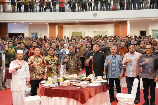 					Gubernur Andi Sudirman sambut para alumni jelas Mubes IKA UNHAS di Rujab Gubernur (dok.)