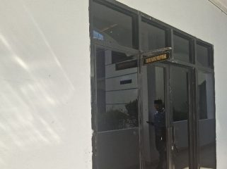 Situasi Dari Luar Gedung Rapat Paripurna DPRD Sinjai. [Foto: Berita.News/ Thatang]