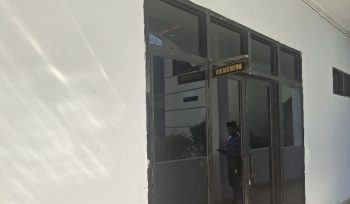 Situasi Dari Luar Gedung Rapat Paripurna DPRD Sinjai. [Foto: Berita.News/ Thatang]
