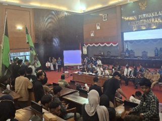 Massa Aksi HMI Sinjai Hentikan Rapat Paripurna di DPRD Sinjai. [Foto: Berita.News/ Thatang]
