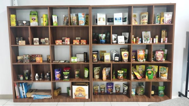 					Jejeran Produk UMKM di UPT Pusat Layanan Usaha Terpadu (PLUT) Dinas Koperasi dan UKM Sulsel (dok.)