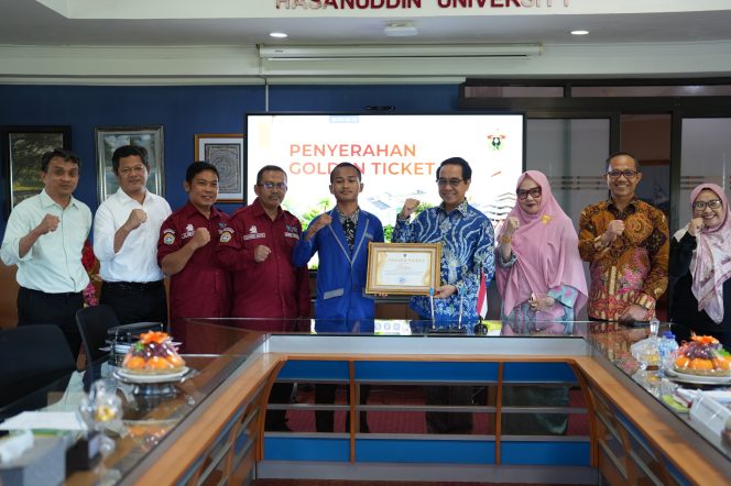 					Rehan Siswa SMAN 8 Pinrang saat menerima undangan Rektor Universitas Hasanuddin Prof Jamaluddin Jompa di Ruang Kerjanya (dok.)