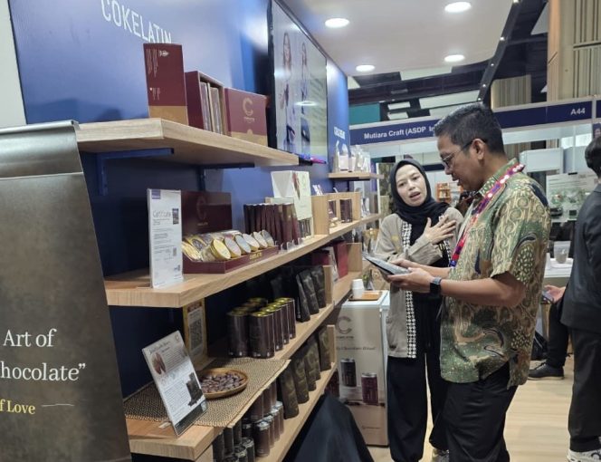					Kepala Dinas Koperasi dan UKM Sulsel Andi Eka Prasetya saat mengeksplor produk pameran UMKM di Inabuyer 2026 di Jakarta (dok.)