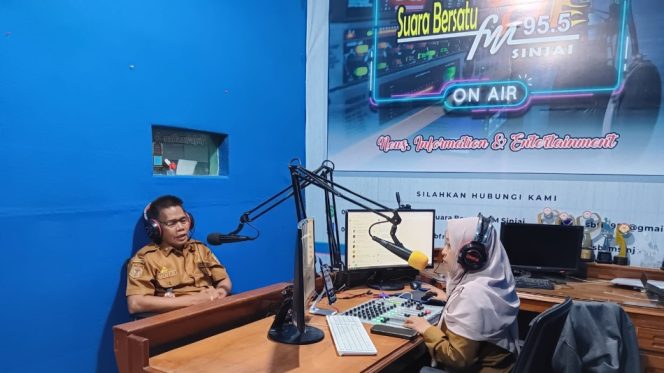 					Kepala Dinas Kominfo dan Persandian Kabupaten Sinjai, Dr. Mansyur, tampil sebagai narasumber dalam siaran OPD Bicara. [Foto: Ist]