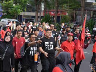 Wali Kota Makassar, Munafri Arifuddin bersama buruh. Ist