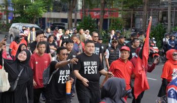 Wali Kota Makassar, Munafri Arifuddin bersama buruh. Ist
