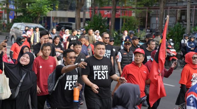 Wali Kota Makassar, Munafri Arifuddin bersama buruh. Ist