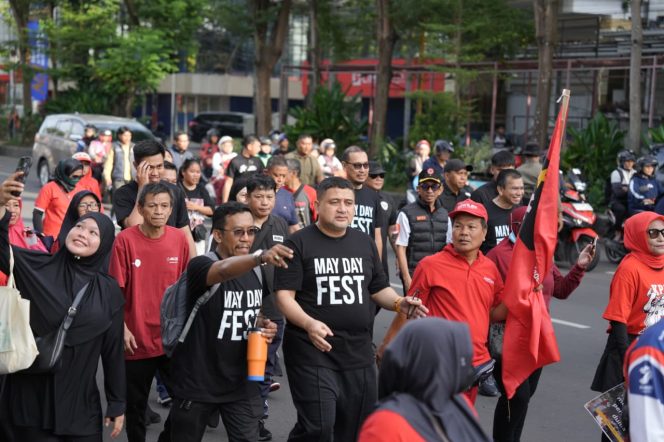 					Wali Kota Makassar, Munafri Arifuddin bersama buruh. Ist