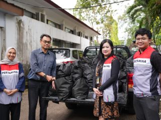 Pertamina Patra Niaga Regional Sulawesi Bagikan Paket Sembako di Momen May Day 2026 (dok.)