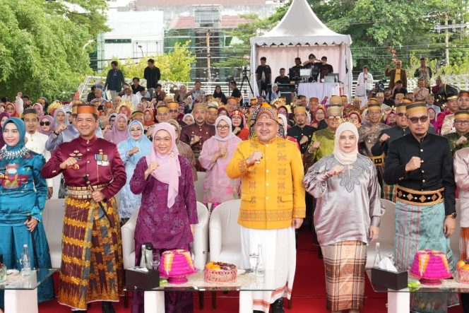 					Wali Kota Makassar, Munafri bersama Wawali Makassar, Aliyah Mustika hadiri Hardiknas, Sabtu (2/5/2026). Ist