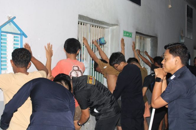 					Lembaga Pemasyarakatan Kelas IIA Palopo melaksanakan kegiatan razia dan penggeledahan kamar hunian warga binaan pada Kamis (30/4) malam. Ist