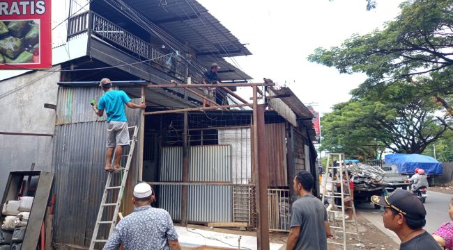 Lapak PK5 dibongkar mandiri. Ist