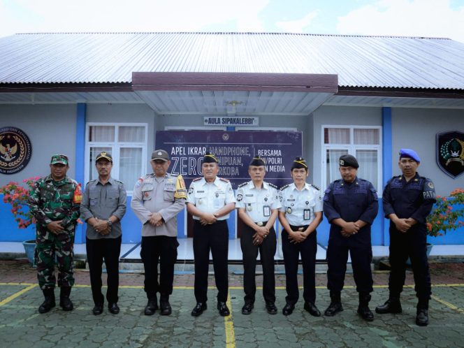 					Apel Zero Halinar dipimpin langsung oleh Kepala Rutan Kelas IIB Barru, Hardiman, dan dihadiri oleh jajaran aparat penegak hukum serta unsur pemerintah setempat. Ist