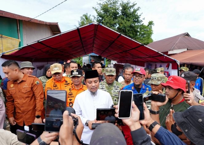 					Bone Dilanda Banjir, Gubernur Sulsel Serahkan Bantuan Rp 1 M dan 500 Paket Sembako