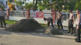 Personel Polres Sinjai Lakukan Pengecoran Jalan Berlubang di Jalan Syarif Al Qadri. [Foto: Istimewa]