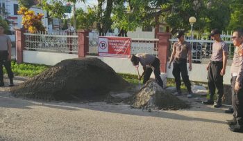 Personel Polres Sinjai Lakukan Pengecoran Jalan Berlubang di Jalan Syarif Al Qadri. [Foto: Istimewa]
