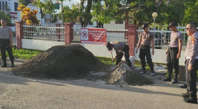 Personel Polres Sinjai Lakukan Pengecoran Jalan Berlubang di Jalan Syarif Al Qadri. [Foto: Istimewa]