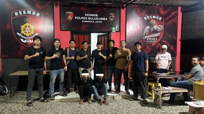 					Kedua Terduga Pelaku Curanmor di Selayar Saat Diamankan di Posko Resmob Polres Bulukumba. [Foto: Ist]