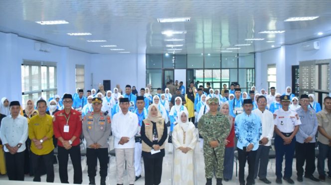 					Bupati Sinjai, Hj. Ratnawati Arif Lepas 44 Jemaah Calon Haji Sinjai. [Foto: Ist]
