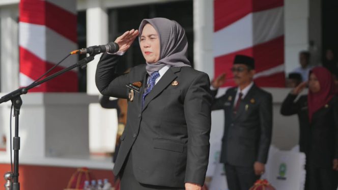 					Bupati Sinjai, Dra. Hj. Ratnawati Arif, yang bertindak sebagai Inspektur Upacara di Hardiknas. [Foto: Ist]