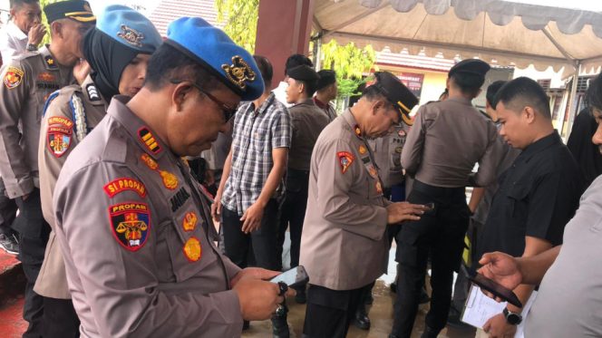 					Propam Polres Sinjai Utak-Atik Handphone Personel. [Foto: Ist]