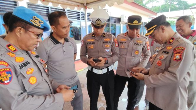 					Propam Polres Sinjai Sidak HP Personel Antisipasi Keterlibatan Judol. [Foto: Ist]