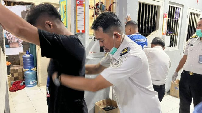 					Petugas Lapas Parepare Geledah Badan Warga Binaan. [Foto: Ist]
