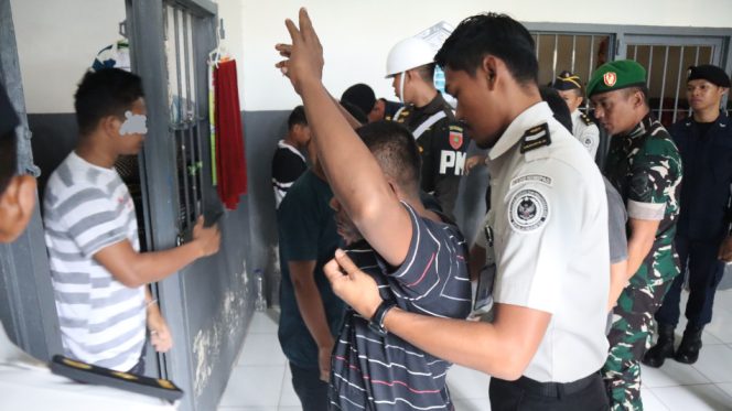 					Penggeledahan Badan Terhadap WBP Lapas Bulukumba. [Foto: Ist]