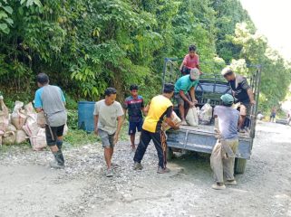 Personel Polres Selayar Bersama Warga Secara Swadaya Memperbaiki Jalan Rusak. [Foto: Ist]