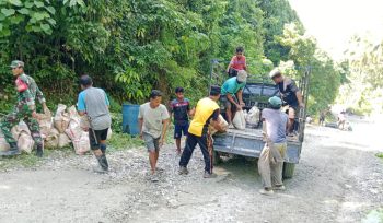 Personel Polres Selayar Bersama Warga Secara Swadaya Memperbaiki Jalan Rusak. [Foto: Ist]