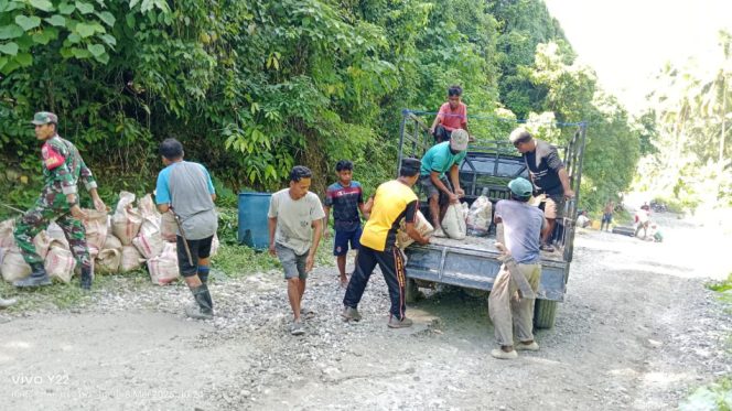 					Personel Polres Selayar Bersama Warga Secara Swadaya Memperbaiki Jalan Rusak. [Foto: Ist]