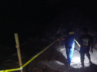 Unit III/Tipidter, Piket Reskrim, serta Bhabinkamtibmas Polsek Sinjai Selatan Memasang Garis Polisi di TKP. [Foto: Ist]