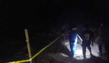Unit III/Tipidter, Piket Reskrim, serta Bhabinkamtibmas Polsek Sinjai Selatan Memasang Garis Polisi di TKP. [Foto: Ist]