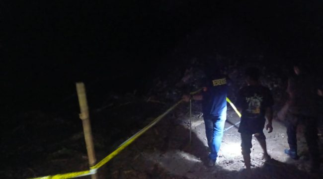 Unit III/Tipidter, Piket Reskrim, serta Bhabinkamtibmas Polsek Sinjai Selatan Memasang Garis Polisi di TKP. [Foto: Ist]