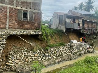 Kondisi Rumah Warga Sinjai Usai Tanggul Sungai di Belakang Rumahnya Runtuh. [Foto: Ist]