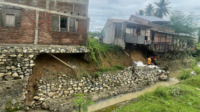 					Kondisi Rumah Warga Sinjai Usai Tanggul Sungai di Belakang Rumahnya Runtuh. [Foto: Ist]