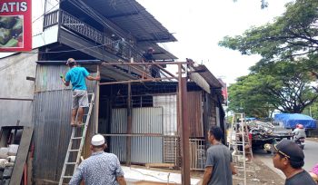 Warga di Kecamatan TAMALANREA sadar Regulasi, bongkar mandiri Lapak yang berdiri diatas drainase (dok.)