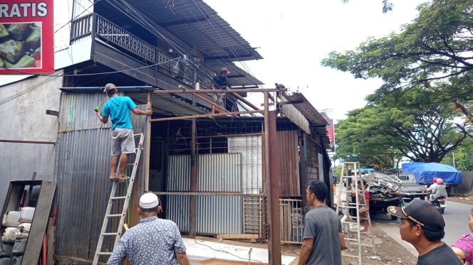 					Warga di Kecamatan TAMALANREA sadar Regulasi, bongkar mandiri Lapak yang berdiri diatas drainase (dok.)