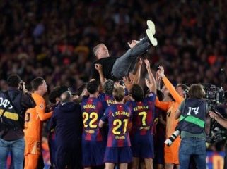 Barcelona memastikan gelar juara Liga Spanyol 2025/2026 usai membantai Real Madrid 2-0. (AFP/Josep Lago)