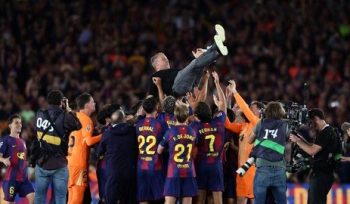 Barcelona memastikan gelar juara Liga Spanyol 2025/2026 usai membantai Real Madrid 2-0. (AFP/Josep Lago)