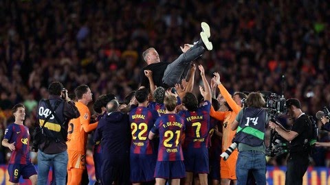Barcelona memastikan gelar juara Liga Spanyol 2025/2026 usai membantai Real Madrid 2-0. (AFP/Josep Lago)